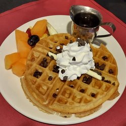 Potter's Lounge and Restaurant - Freshly made waffle with fruit!