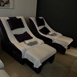Le Foot Reflexology - Chairs recline for reflexology services