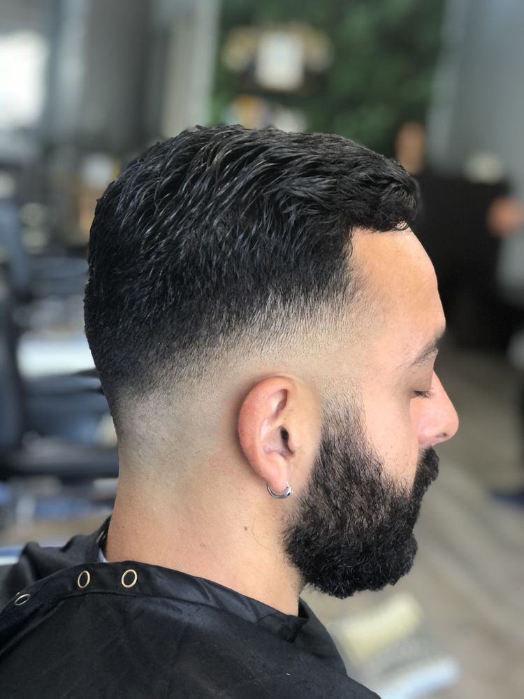 VIP’s Barbershop & Salon Logo