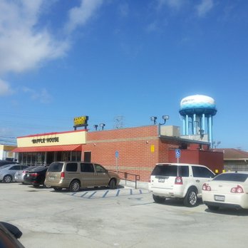 Waffle House - Small parking lot - Breakfast & Brunch Near Me - Metairie, Louisiana