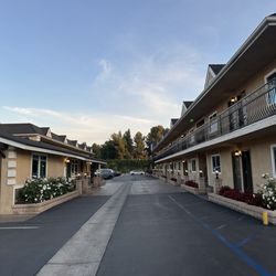 Walnut Inn & Suites - Hotel grounds