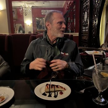 Paradise Cafe - Birthday surprise! - Bed & Breakfast Near Me - Paris, Kentucky