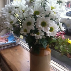 The Cosy Cottage Cafe & Hidden Garden - Fresh daisies