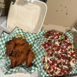Tandoori Pizza with Garlic Peri Peri Wings