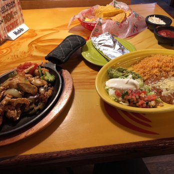 Los Gallos Mexican Restaurant - Fajitas, come out sizzling and quite appetizing. Couldn't wait to taste them. - Mexican Near Me - Bedford, Ohio