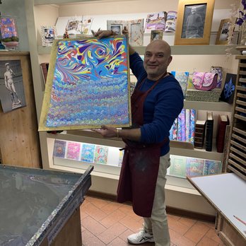 Riccardo Luci Marbled Paper - Riccardo in action - Gift Shops Near Me - Florence, FI