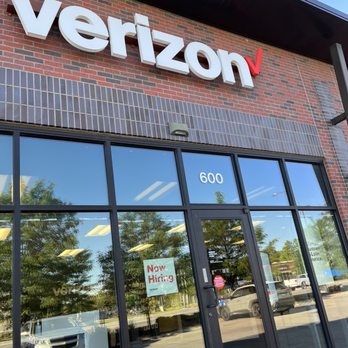 Verizon - The outside - Mobile Phones Near Me - Council Bluffs, Iowa
