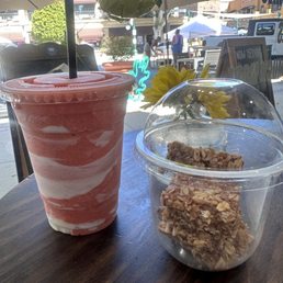 The glendorian smoothie and cup of granolas!!