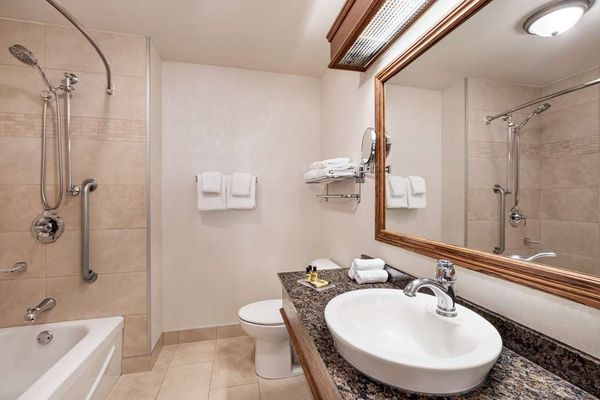 Best Western Plus City Centre/Centre-Ville by null