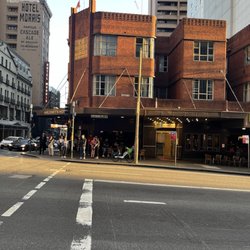Maloney's Hotel - 歴史的建造物。この地下にはかつて、AC/DCとしてデビューを果たした、Chequers Nightclubがありました。
