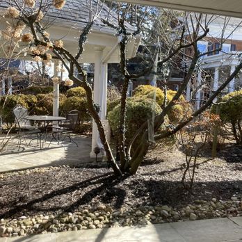 The Mount Vernon Inn - courtyard that all rooms surround - Hotels Near Me - Mount Vernon, Ohio