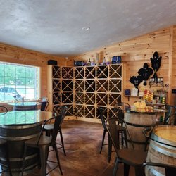 Leyden Farm Vineyard & Winery - Indoor lobby