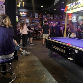 Earl's On the Avenue - Sports Bars Near Me - Seattle, Washington Earl's On the Avenue - Sports Bars Near Me - Seattle, Washington
