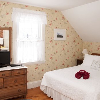 Candlebay Inn - Daisy Room - Bed & Breakfast Near Me - Freeport, Maine Candlebay Inn - Daisy Room - Bed & Breakfast Near Me - Freeport, Maine