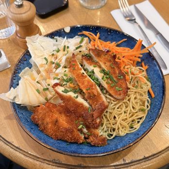 The Family - Thai Salad is filling and has deconstructed wonton wrapper for multiple textures. - French Near Me - Paris, 75 The Family - Thai Salad is filling and has deconstructed wonton wrapper for multiple textures. - French Near Me - Paris, 75