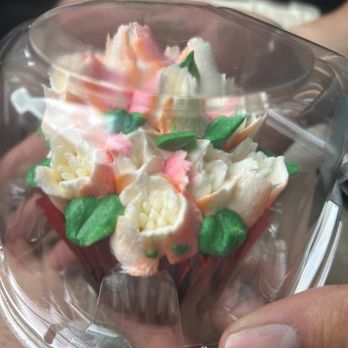 Bakery on Main - Cupcake - Bakeries Near Me - Waconia, Minnesota