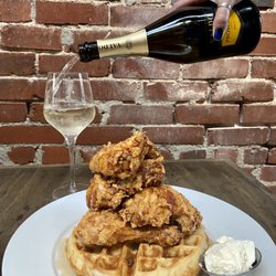 Vinos Back Alley - Brunch Chicken and Waffle