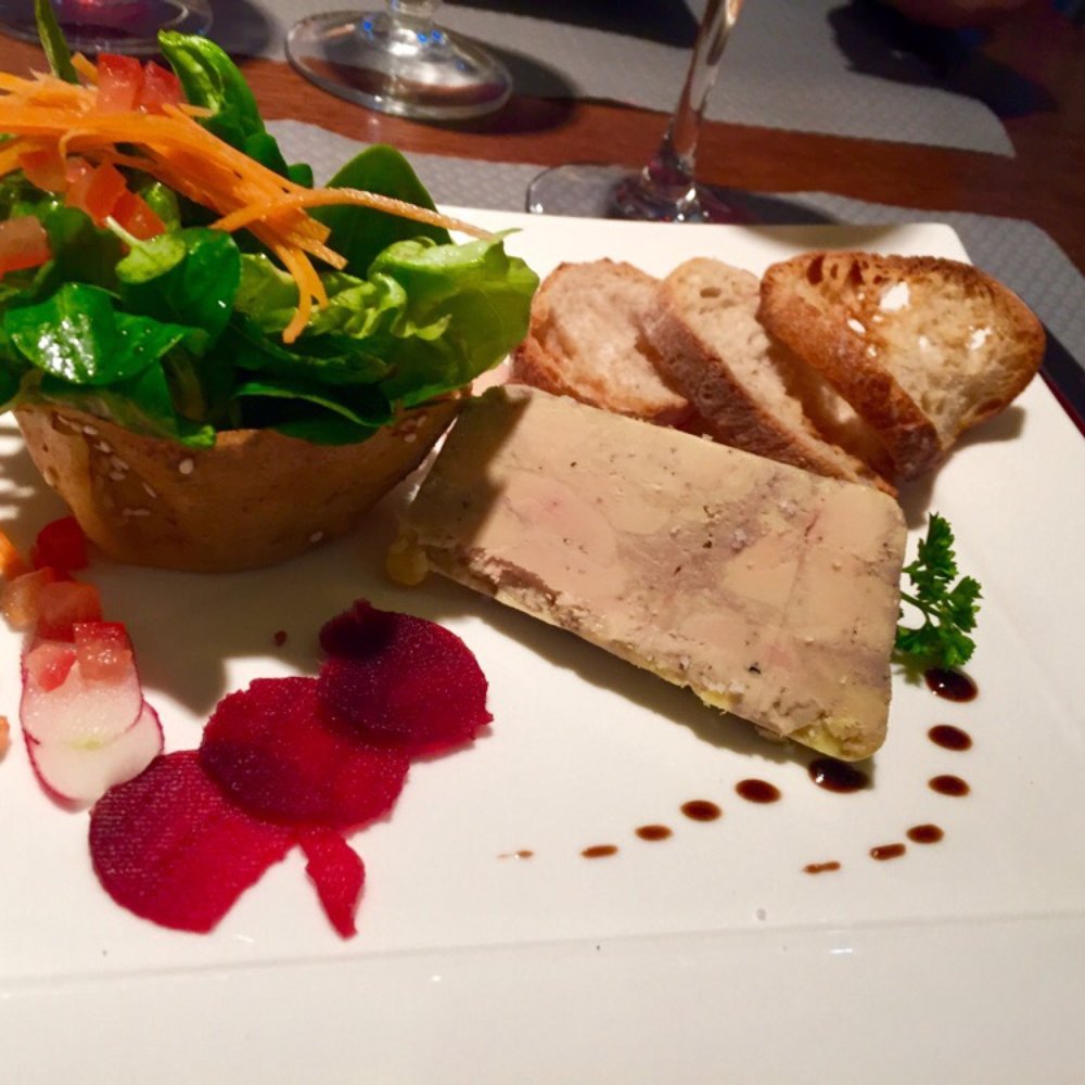 L'Angle des Saveurs - Terrine de foie gras du chef, chutney de figues et betterave au vin rouges. Excellent! - French Near Me - Francheville, 69