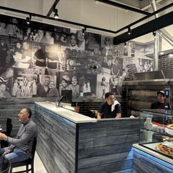 Lorenzo Pizza & Steaks - Interior
