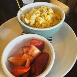 Kids mac and cheese and strawberries Kids mac and cheese and strawberries