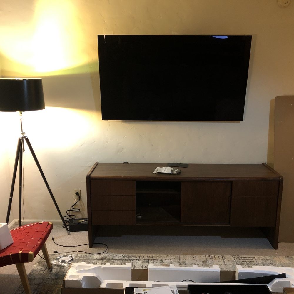 Wall-mounted tv, wires hidden. Wall-mounted tv, wires hidden.
