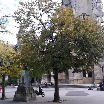 Place Saint-Michel - Il reste même quelques arbres !! - Public Plazas Near Me