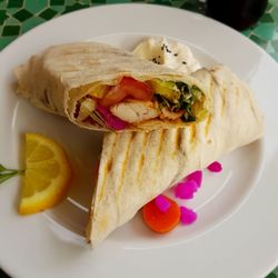 Yamama - Schich-Wrap. gegrillte Hähnchenbrust-Streifen mit Knoblauchsoße und eingelegtem Gemüse