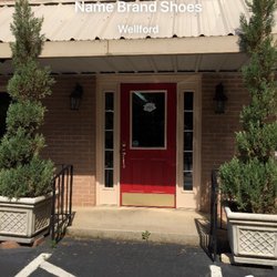 Thompson's Famous Name Brand Shoes - The entry with 2 handicapped parking spaces and a ramp for access in front.