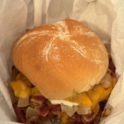 Mom’Ma Bear’s Burgers - 1/3 lbs bacon cheeseburger with bison