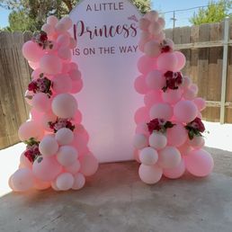 Ballon garland with Flower bouquets