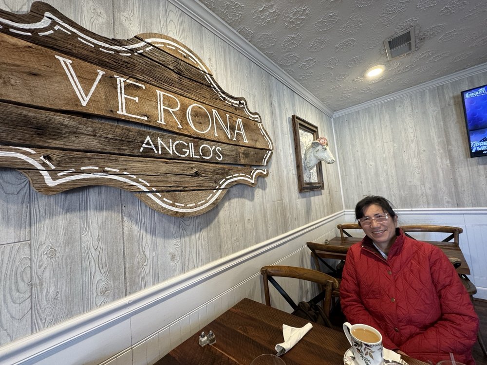 Verona Angilo's Pizza Logo
