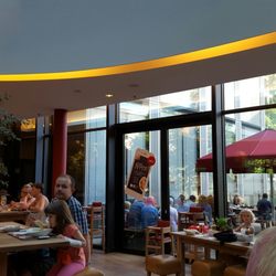 Vapiano - Blick ins Lokal und zur Terrasse