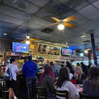Huey's Downtown - Bar area - Burgers Near Me - Memphis, Tennessee Huey's Downtown - Bar area - Burgers Near Me - Memphis, Tennessee