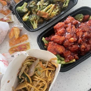 Wild Ginger - Broccoli with Garlic Sauce, General Tso's Chicken, vegetable Lo mein - Sushi Bars Near Me - York, Pennsylvania