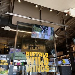 Buffalo Wild Wings - Waiting area