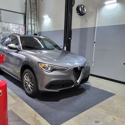 Great rental service bay with lift in Kirkland.