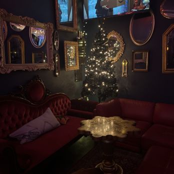 Weary Livers - Cozy corner to hang with friends - Cocktail Bars Near Me - Santa Monica, California Weary Livers - Cozy corner to hang with friends - Cocktail Bars Near Me - Santa Monica, California