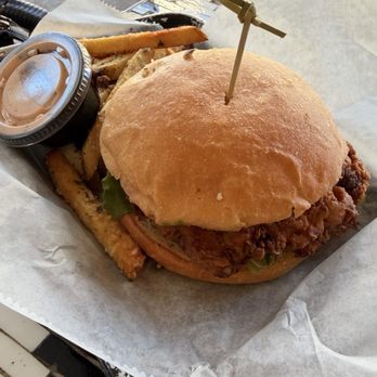 Lola's Street Kitchen - Chicken sandwich - Food Trucks Near Me - Midway, Utah