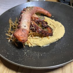 Donalda - Octopus w hummus