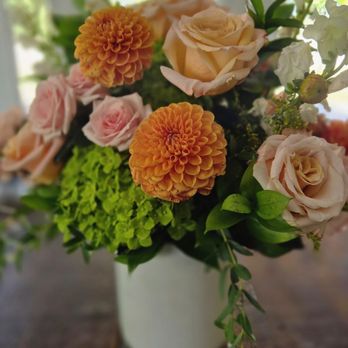 Dottie's Flowers & Plants - beautiful arrangement from dotties. cori and jasmine were so helpful. the flowers and roses stay fresh for dayd. - Florists Near Me - Reseda, California