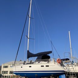My Hunter 40.5 Legend with fresh coats of bottom paint and hull buffed... Que Bella!