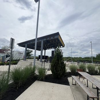 Edison Brewing - Outdoor stage and seating - Breweries Near Me - Gahanna, Ohio