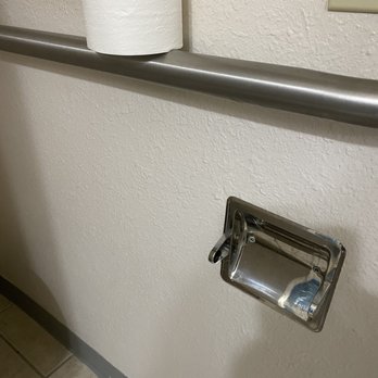 Howard Johnson by Wyndham Salem - No roller to hold toilet paper. Had to balance it on hand rail. - Hotels Near Me - Salem, Oregon