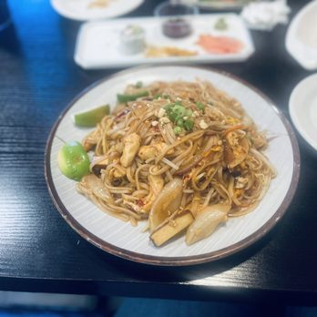 Fun Noodle Bar Abilene - Chicken pad Thai - Asian Fusion Near Me - Abilene, Texas