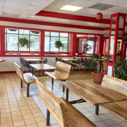 Leesville Donuts - Such a clean and peaceful sitting area!
