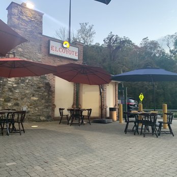 El-Coyote Restaurant - Outside courtyard - a little noisy with cars wizzing by. They need to add a bit of a barrier - Mexican Near Me - Garrison, New York