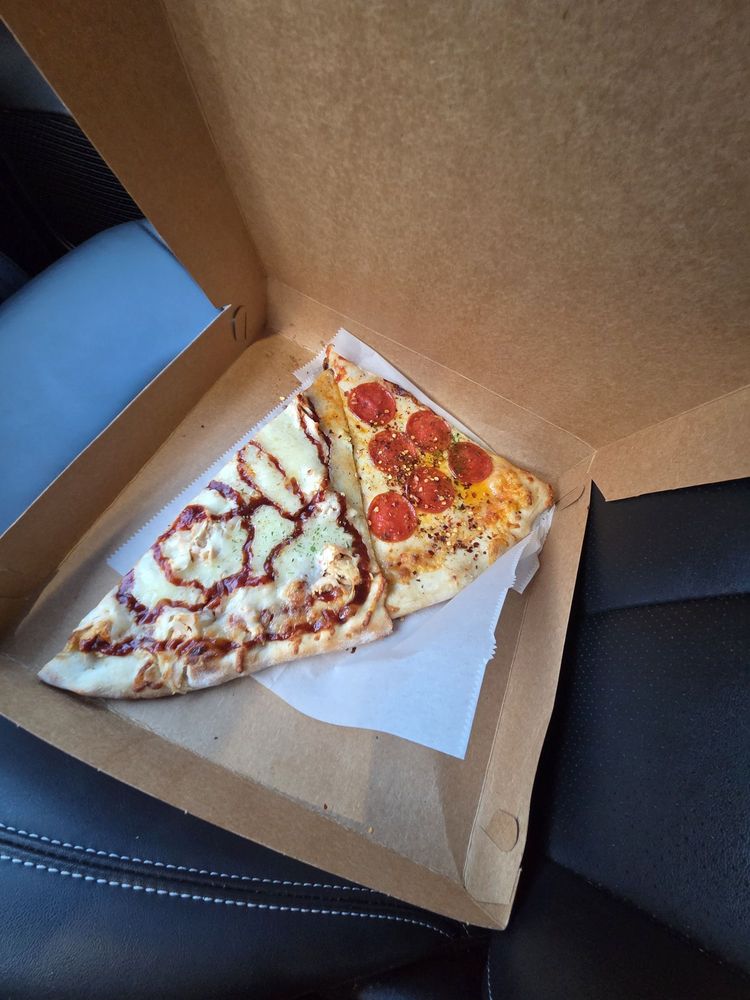Gio's Brick Oven Pizzeria & Pub Logo