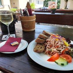 Halber Mond - Bunter Wurstsalat mit Malzbrot und Butter (12,50 €) & Weinschorle (5€)