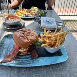 The Social Bar & Lounge - Burger