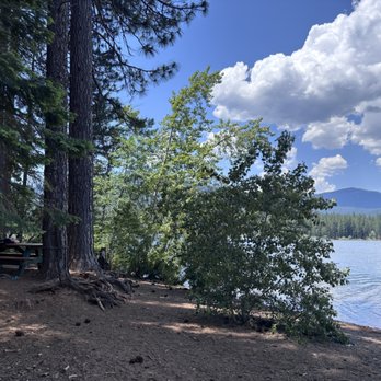 Lake Sisikyou Beach - Picnic table right next to the beach - Beaches Near Me